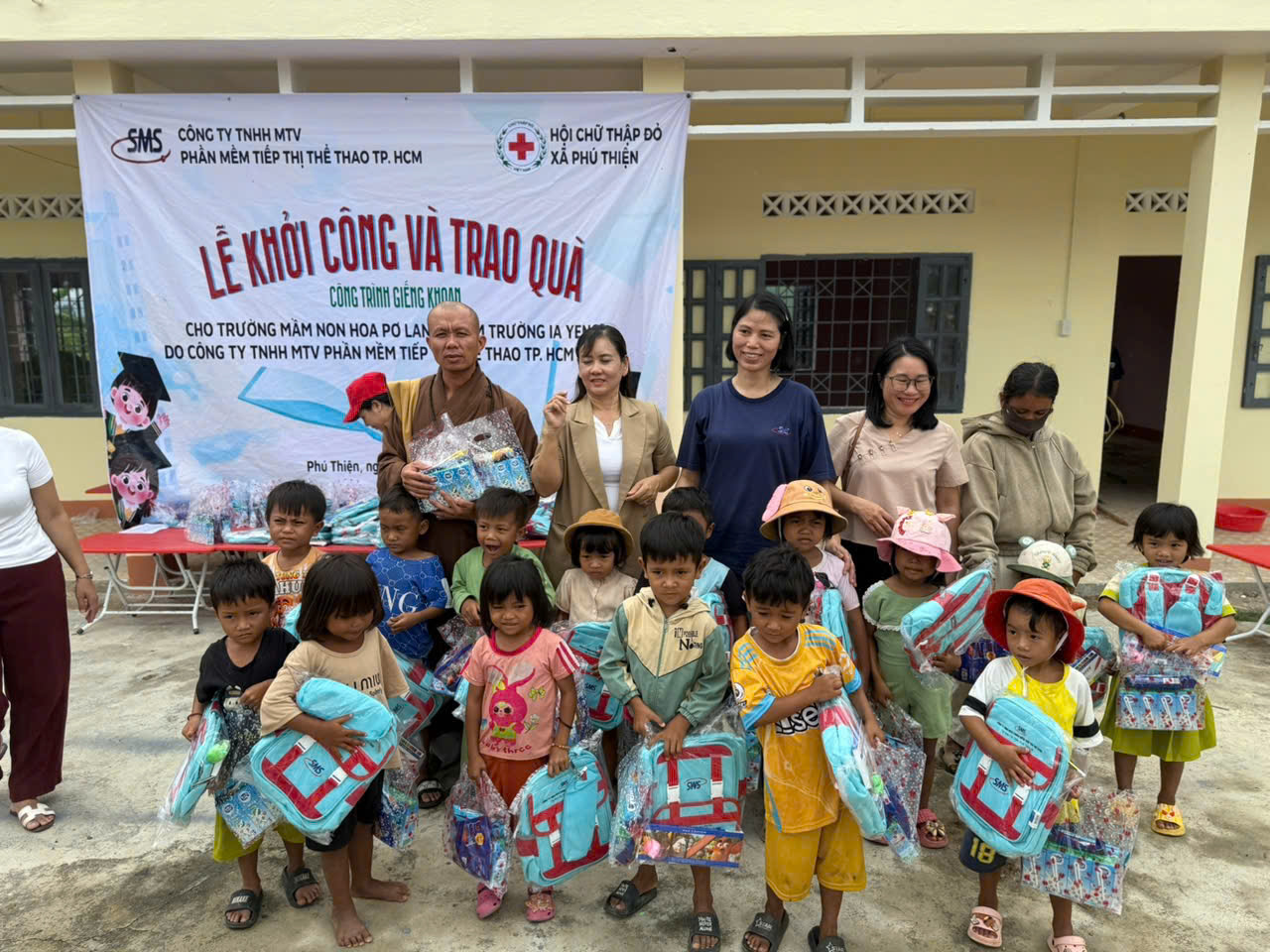 Phú Thiện: Khánh thành bàn giao giếng nước, khởi công công trình giếng khoan và trao 605 suất quà “tiếp sức đến trường”